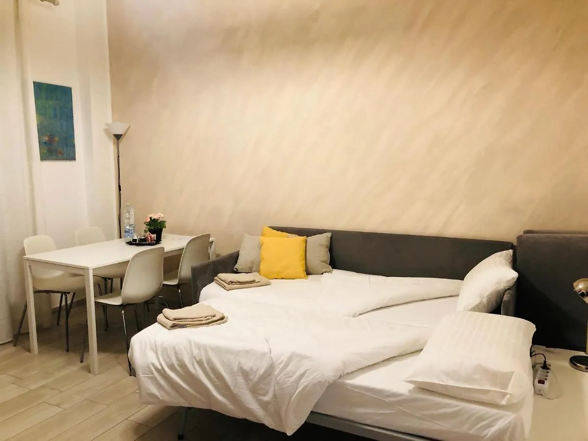 מילאנו Lovely 2 Room Apartment With Small Garden איטליה
